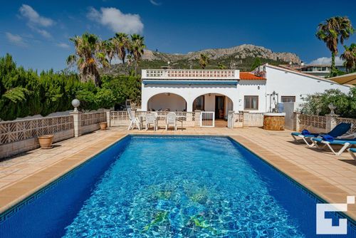 Benicolada Villa cómoda con piscina privada en Calpe, Costa Blanca, España, para 6 personas. La casa está situada en una zona residencial, cerca de restaurantes y bares, tiendas y supermercados, y a 3 km de la playa Arenal-Bol....