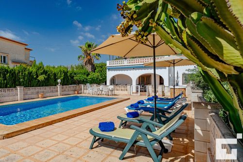 Benicolada Bequeme Villa mit privatem Pool in Calpe, Costa Blanca, Spanien für 6 Personen. Das Haus befindet sich in einer Wohngegend, in der Nähe von Restaurants und Bars, Geschäften und Supermärkten, und 3 km vom Arenal-Bol Strand entfernt....