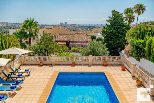 Benicolada Bequeme Villa mit privatem Pool in Calpe, Costa Blanca, Spanien für 6 Personen. Das Haus befindet sich in einer Wohngegend, in der Nähe von Restaurants und Bars, Geschäften und Supermärkten, und 3 km vom Arenal-Bol Strand entfernt....