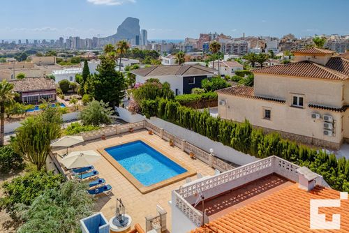 Benicolada Villa confortable avec piscine privée à Calpe, Costa Blanca, Espagne, pour 6 personnes. La maison est située dans un quartier résidentiel, à proximité de restaurants et de bars, de boutiques et de supermarchés, et à 3 km de la plage d'Arenal-Bol....