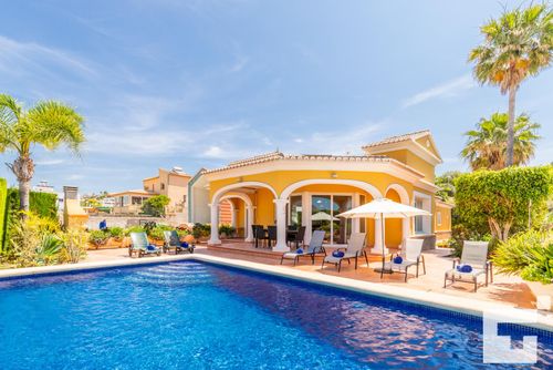 Casanova Hermosa y cómoda villa en Calpe, Costa Blanca, España, con una piscina privada para 6 personas. La casa se encuentra en una zona residencial, cerca de una pista de tenis y a 1 km de la playa Arenal-Bol....