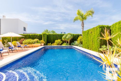 Casanova Beautiful and comfortable villa with private pool in Calpe, Costa Blanca, Spain for 6 persons. The house is situated in a residential area, close to a tennis court and 1 km from Arenal-Bol beach....