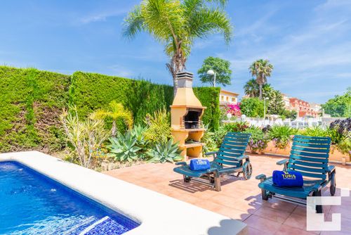 Casanova Schöne und komfortable Villa in Calpe, Costa Blanca, Spanien, mit einem privaten Pool für 6 Personen. Das Haus befindet sich in einer Wohngegend, in der Nähe eines Tennisplatzes und 1 km vom Arenal-Bol Strand entfernt....