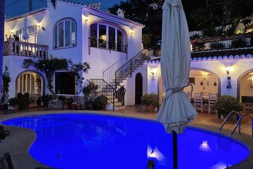 Casa Que Sera Villa de luxe classique et charmante à Xàbia, Costa Blanca, Espagne avec piscine privée pour 4 personnes. La villa est située dans une zone boisée et résidentielle près de la plage....