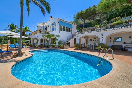 Casa Que Sera Klassische und wunderschöne Luxusvilla in Xàbia, Costa Blanca, Spanien, mit privatem Pool für 4 Personen. Die Villa befindet sich in einem bewaldeten und ruhigen Wohngebiet in Strandnähe....
