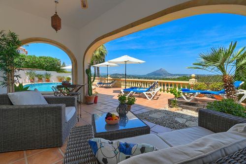 Casa Que Sera Clásica y encantadora villa de lujo en Xàbia, Costa Blanca, España, con piscina privada para 4 personas. La villa está situada en una zona de playa residencial y arbolada....