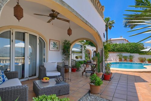 Casa Que Sera Clásica y encantadora villa de lujo en Xàbia, Costa Blanca, España, con piscina privada para 4 personas. La villa está situada en una zona de playa residencial y arbolada....