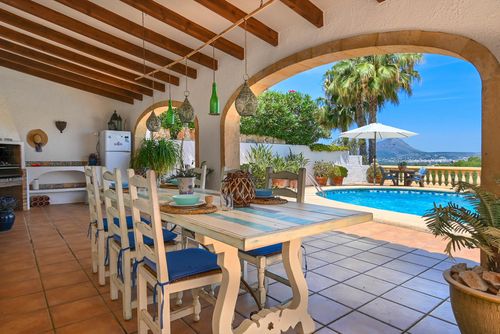 Casa Que Sera Clásica y encantadora villa de lujo en Xàbia, Costa Blanca, España, con piscina privada para 4 personas. La villa está situada en una zona de playa residencial y arbolada....