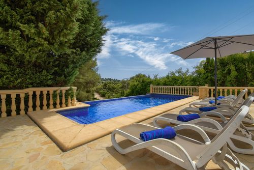 Anngo Amplia y confortable villa con piscina privada en Jávea, Costa Blanca, España, para 8 personas. La casa está situada en una zona de playa residencial, montañosa y arbolada, cerca de supermercados y a 4 km de la playa de La Granadella, Jávea....