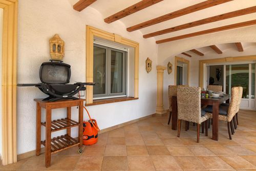 Anngo Große und komfortable Villa mit privatem Pool in Jávea, Costa Blanca, Spanien für 8 Personen. Das Haus befindet sich in einer hügeligen, bewaldeten und wohnlichen Strandgegend, nahe Supermärkten und 4 km vom Strand La Granadella in Jávea entfernt....