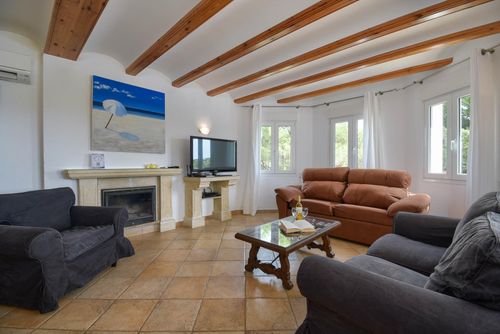 Anngo Amplia y confortable villa con piscina privada en Jávea, Costa Blanca, España, para 8 personas. La casa está situada en una zona de playa residencial, montañosa y arbolada, cerca de supermercados y a 4 km de la playa de La Granadella, Jávea....