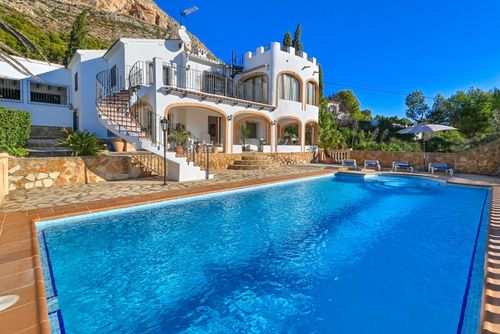 Olivo Villa rústica y clásica con piscina privada en Jávea, Costa Blanca, España para 4 personas. La casa está situada en una zona residencial de playa....