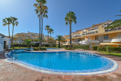Jardines de Denia Bellissimo e confortevole appartamento a Denia, Costa Blanca, Spagna, con piscina comune per 4 persone. L'appartamento è situato in una zona residenziale vicino alla spiaggia, a pochi passi da ristoranti e bar, negozi e supermercati, e a soli 200 metri dalla spiaggia di Las Marinas, Denia....