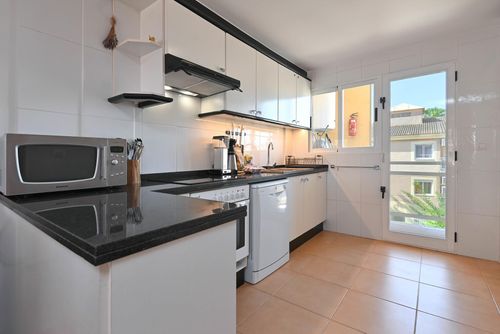 Jardines de Denia Hermoso y cómodo apartamento en Denia, Costa Blanca, España, con piscina comunitaria para 4 personas. El apartamento está situado en una zona residencial de playa, cerca de restaurantes y bares, tiendas y supermercados, y a solo 200 metros de la playa Las Marinas, Denia....