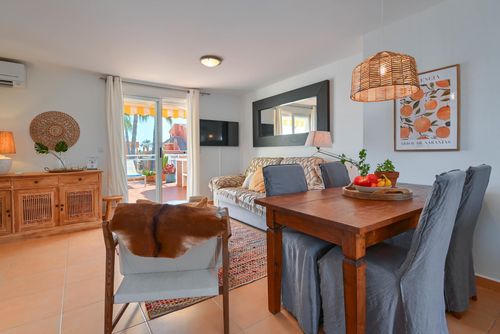 Jardines de Denia Bel et confortable appartement à Denia, Costa Blanca, Espagne, avec piscine commune pour 4 personnes. L'appartement est situé dans une zone résidentielle près de la plage, proche des restaurants et bars, des boutiques et supermarchés, et à 200 m de la plage Las Marinas, Denia....