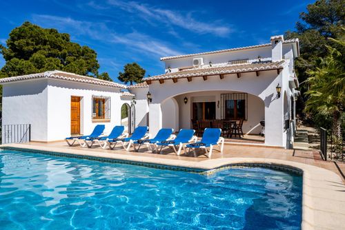 Carpe Diem Clásica y acogedora villa en Jávea, Costa Blanca, España, con piscina privada para 6 personas. La casa se encuentra en una zona de playa arbolada y residencial....