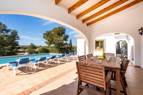 Carpe Diem Clásica y alegre villa con piscina privada en Jávea, Costa Blanca, España para 6 personas. La casa está situada en una zona de playa residencial y arbolada....