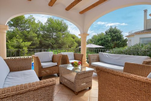 Anngo Dos Wunderschöne und gemütliche Villa mit privatem Pool in Jávea, Costa Blanca, Spanien für 12 Personen. Das Haus befindet sich in einem hügeligen, bewaldeten und wohnlichen Strandgebiet, in der Nähe von Supermärkten und 4 km vom Strand La Granadella, Jávea entfernt....