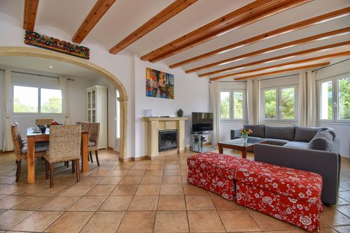 Anngo Dos Superbe et agréable villa avec piscine privée à Jávea, Costa Blanca, Espagne pour 12 personnes. La maison est située dans une région de plage résidentielle vallonnée et boisée, proche des supermarchés et à 4 km de la plage de La Granadella, Jávea....