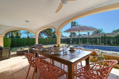Sonrisa Wunderschöne und komfortable Villa mit privatem Pool in Jávea, Costa Blanca, Spanien, für 4 Personen. Das Haus befindet sich in einer Küsten-, hügeligen, bewaldeten und Wohngegend, in der Nähe von Restaurants und Bars, Supermärkten und einem Tennisplatz und 2 km vom Playa Ambolo, dem Strand von Jávea, entfernt....