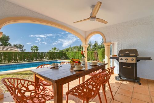 Sonrisa Magnifique et confortable villa avec piscine privée à Xàbia, Costa Blanca, Espagne, pour 4 personnes. La maison est située dans une zone côtière, vallonnée, boisée et résidentielle, à proximité de restaurants et bars, supermarchés, d'un court de tennis et à 2 km de la plage d'Ambolo, Xàbia....