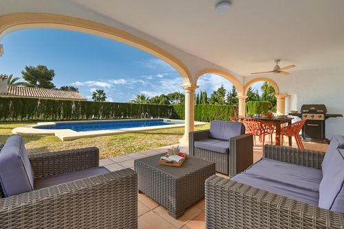 Sonrisa Schöne und komfortable Villa mit privatem Pool in Xàbia, Costa Blanca, Spanien für 4 Personen. Das Haus befindet sich in einer ländlichen, hügeligen, bewaldeten und Wohngegend, nahe Restaurants und Bars, Supermärkten sowie einem Tennisplatz und 2 km vom Ambolo Strand in Xàbia entfernt....