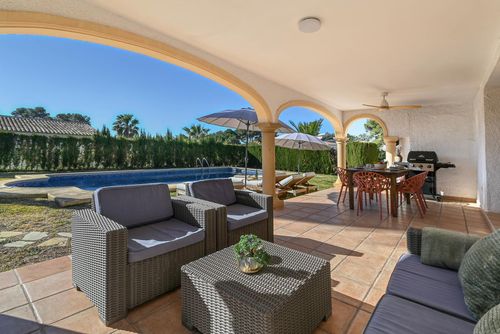 Sonrisa Wunderschöne und komfortable Villa mit privatem Pool in Jávea, Costa Blanca, Spanien, für 4 Personen. Das Haus befindet sich in einer Küsten-, hügeligen, bewaldeten und Wohngegend, in der Nähe von Restaurants und Bars, Supermärkten und einem Tennisplatz und 2 km vom Playa Ambolo, dem Strand von Jávea, entfernt....