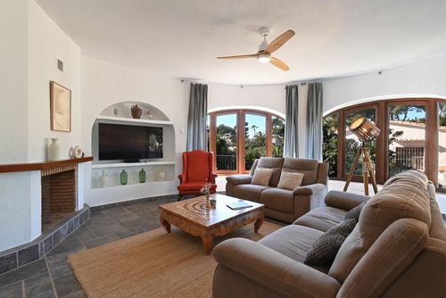 Sonrisa Hermosa y cómoda villa con piscina privada en Jávea, Costa Blanca, España para 4 personas. La casa está situada en una zona residencial costera, montañosa y arbolada, cerca de restaurantes y bares, supermercados y una pista de tenis, y a 2 km de la Playa Ambolo, playa de Jávea....