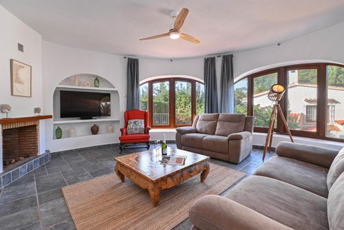 Sonrisa Hermosa y cómoda villa con piscina privada en Xàbia, Costa Blanca, España, para 4 personas. La casa está situada en una zona residencial costera, montañosa, arbolada y tranquila, cerca de restaurantes y bares, supermercados, una cancha de tenis y a 2 km de la Playa Ambolo, Xàbia....