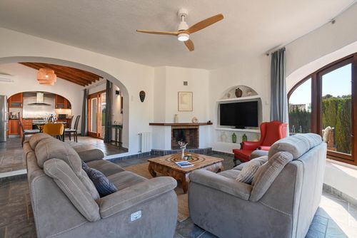 Sonrisa Wunderschöne und komfortable Villa mit privatem Pool in Jávea, Costa Blanca, Spanien, für 4 Personen. Das Haus befindet sich in einer Küsten-, hügeligen, bewaldeten und Wohngegend, in der Nähe von Restaurants und Bars, Supermärkten und einem Tennisplatz und 2 km vom Playa Ambolo, dem Strand von Jávea, entfernt....