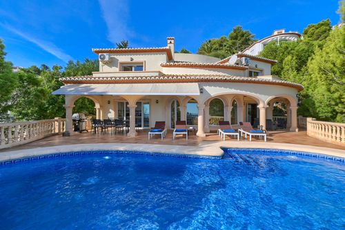 Mar Azul Magnifique et confortable villa avec piscine privée à Jávea, Costa Blanca, Espagne pour 8 personnes. La maison est située dans un quartier résidentiel côtier et vallonné, à 1 km de la plage de La Barraca et à 1 km de la Méditerranée, Jávea....
