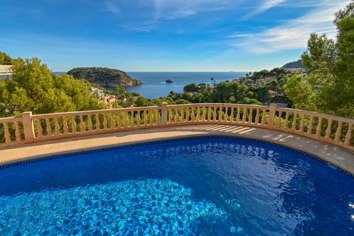 Mar Azul Magnifique et confortable villa avec piscine privée à Jávea, Costa Blanca, Espagne pour 8 personnes. La maison est située dans un quartier résidentiel côtier et vallonné, à 1 km de la plage de La Barraca et à 1 km de la Méditerranée, Jávea....