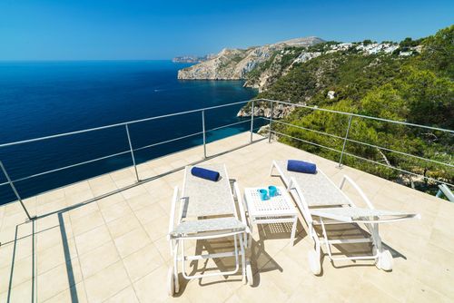 Villa Bombon Moderna e romantica villa di lusso con piscina privata a Jávea, Costa Blanca, Spagna, ideale per 6 persone. La villa è situata in una zona residenziale e montuosa vicino alla spiaggia ed è a 3 km dalla spiaggia di La Granadella, Jávea....