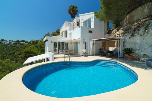 Villa Bombon Moderna y romántica villa de lujo con piscina privada en Jávea, Costa Blanca, España para 6 personas. La villa está situada en un área residencial y montañosa de playa, a 3 km de la playa Granadella, Jávea....