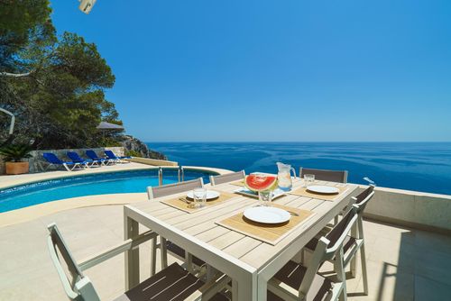Villa Bombon Moderne en romantische luxe villa met privézwembad in Xàbia, Costa Blanca, Spanje voor 6 personen. De villa is gelegen in een residentiële en bergachtige strandomgeving en bevindt zich op 3 km van het strand La Granadella, Xàbia....