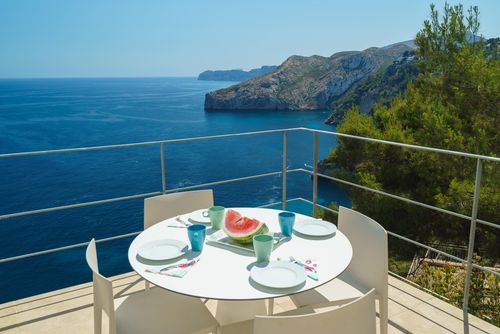 Villa Bombon Moderne en romantische luxe villa met privézwembad in Xàbia, Costa Blanca, Spanje voor 6 personen. De villa is gelegen in een residentiële en bergachtige strandomgeving en bevindt zich op 3 km van het strand La Granadella, Xàbia....