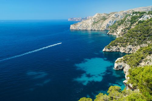 Villa Bombon Villa de luxe moderne et romantique avec piscine privée à Javea, Costa Blanca, Espagne, pour 6 personnes. La villa est située dans une zone résidentielle et montagneuse près de la plage, à 3 km de la plage de Granadella, Javea....