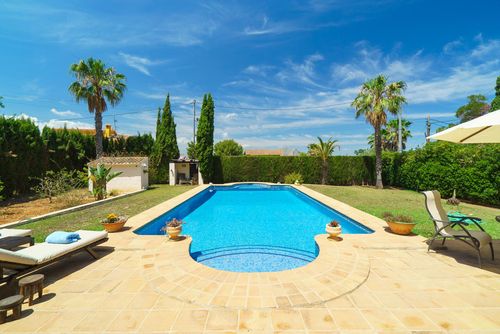 Villa Pinella Hermosa y romántica villa con piscina privada en Denia, Costa Blanca, España, para 6 personas. La casa está situada en una zona rural y cerca de restaurantes, bares y supermercados....