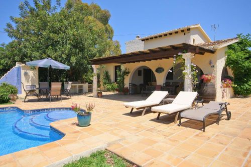 Villa Pinella Hermosa y romántica villa con piscina privada en Denia, Costa Blanca, España, para 6 personas. La casa está situada en una zona rural y cerca de restaurantes, bares y supermercados....