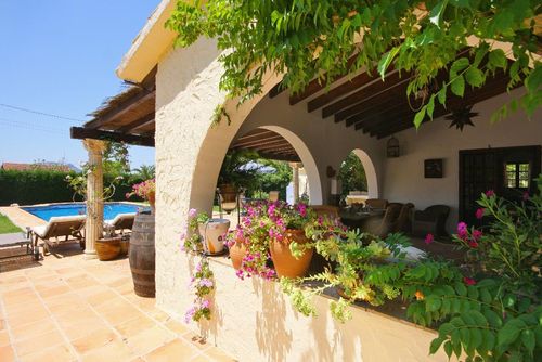 Villa Pinella Hermosa y romántica villa con piscina privada en Denia, Costa Blanca, España, para 6 personas. La casa está situada en una zona rural y cerca de restaurantes, bares y supermercados....