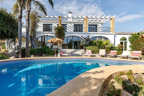 Finca el Tossal Wundervolle und komfortable Villa mit beheiztem Pool in Altea, Costa Blanca, Spanien, für 8 Personen. Das Haus befindet sich in einem Küsten-, ländlichen und bewaldeten Gebiet, nur 1 km vom Strand Altea entfernt....