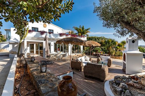 Finca el Tossal Maravillosa y cómoda villa en Altea, Costa Blanca, España, con una piscina climatizada para 8 personas. La casa está situada en una zona costera, rural y boscosa, a 1 km de la playa de Altea....
