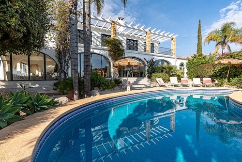 Finca el Tossal Maravillosa y cómoda villa en Altea, Costa Blanca, España, con una piscina climatizada para 8 personas. La casa está situada en una zona costera, rural y boscosa, a 1 km de la playa de Altea....