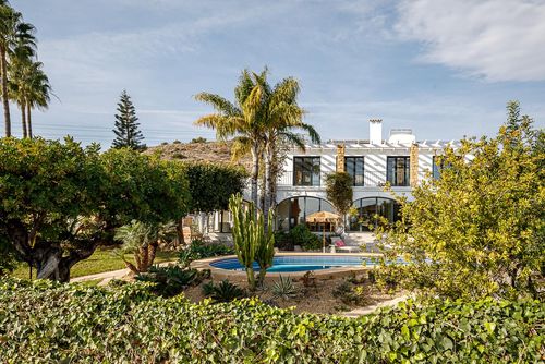 Finca el Tossal Magnifique et confortable villa à Altea, Costa Blanca, Espagne, avec une piscine chauffée pour 8 personnes. La maison est située dans une zone côtière, rurale et boisée, à 1 km de la plage d'Altea....