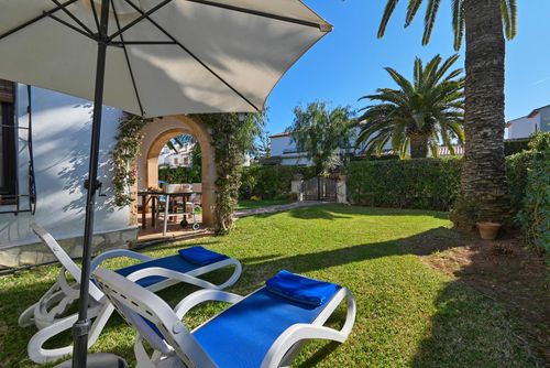 Casa Julieta Casa de vacaciones rústica y clásica con piscina comunitaria en Jávea, Costa Blanca, España, para 4 personas. La casa se encuentra en una zona residencial de playa, cerca de restaurantes y bares, a 1 km de la playa El Arenal, Jávea, y a 1 km del Mediterráneo, Jávea....