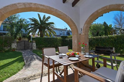 Casa Julieta Casa de vacaciones rústica y clásica con piscina comunitaria en Jávea, Costa Blanca, España, para 4 personas. La casa se encuentra en una zona residencial de playa, cerca de restaurantes y bares, a 1 km de la playa El Arenal, Jávea, y a 1 km del Mediterráneo, Jávea....