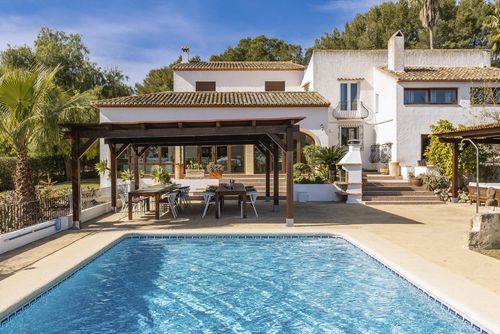 Casa Rosalia 18 pax Amplia y cómoda villa en Javea, Costa Blanca, España, con piscina privada para 18 personas. La casa se encuentra en una zona rural y boscosa cerca de la playa....