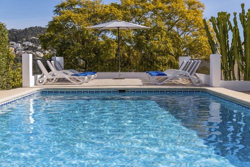 Casa Rosalia 18 pax Große und komfortable Villa in Javea, Costa Blanca, Spanien, mit privatem Pool für 18 Personen. Das Haus befindet sich in einer ländlichen und bewaldeten Strandlage....