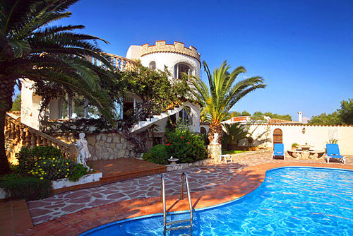 Casa Resa Hermosa y alegre villa con piscina privada en Jávea, Costa Blanca, España para 6 personas. La casa está situada en una zona de playa arbolada y residencial, a 1 km de la Playa Ambolo, playa de Jávea....