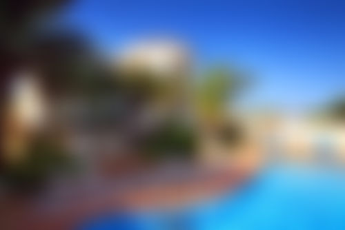 Casa Resa Belle et joyeuse villa avec piscine privée à Javea, Costa Blanca, Espagne pour 6 personnes. La maison est située dans une zone boisée et résidentielle en bord de plage, à 1 km de Playa Ambolo, plage de Javea....